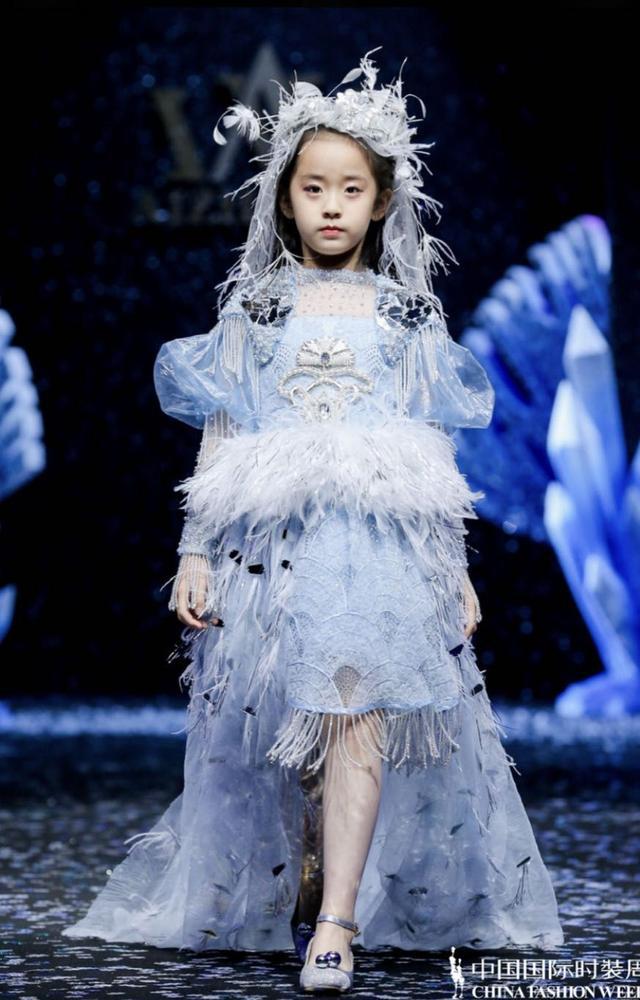 杏彩体育注册装饰设计儿童服装设计效果图看秀｜梦幻公主、中国风与绿色环保时装周上童